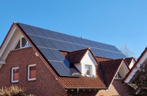 Einfamilienhaus mit Solaranlage auf dem Dach