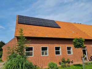 Landwirtschaftliches Gebäude mit Solaranlage auf dem Dach