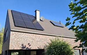 Einfamilienhaus mit einer Photovoltaik-Anlage auf dem Dach.