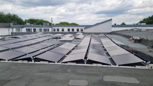 Flachdach mit einer Photovoltaikanlage auf dem Dach eines Lebensmittelmarkts in Soest
