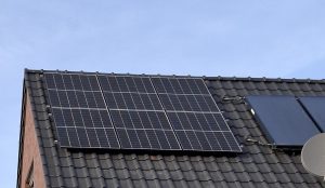 Einfamilienhaus mit einer Photovoltaik-Anlage auf dem Dach