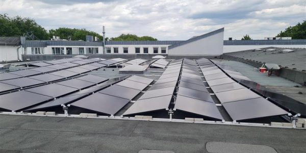 Flachdach mit einer Photovoltaikanlage auf dem Dach eines Lebensmittelmarkts in Soest