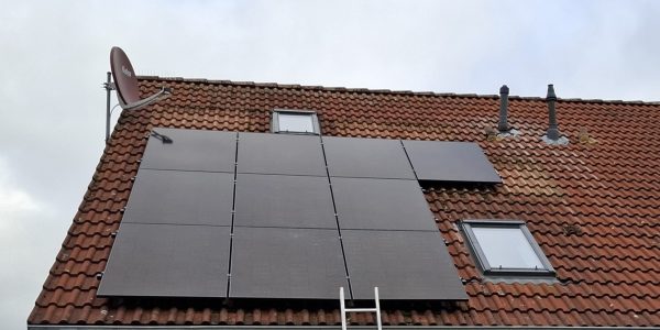 Doppelhaushälfte mit einer Photovoltaik-Anlage auf dem Dach