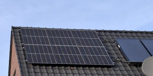 Einfamilienhaus mit einer Photovoltaik-Anlage auf dem Dach