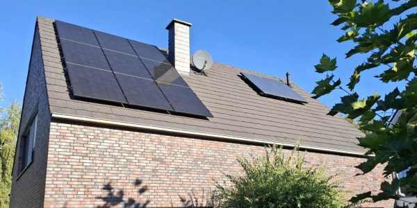 Einfamilienhaus PV-Anlage Einfamilienhaus mit einer Photovoltaik-Anlage auf dem Dach.